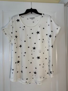 Green Envelope 1X White Star Print Tee | Short Sleeve Casual Graphic Top